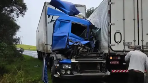 Motorista de Bento Gonçalves morre em acidente entre duas carretas na ERS-135 - Studio TV