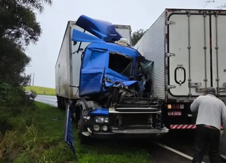 Motorista de Bento Gonçalves morre em acidente entre duas carretas na ERS-135 - Studio TV