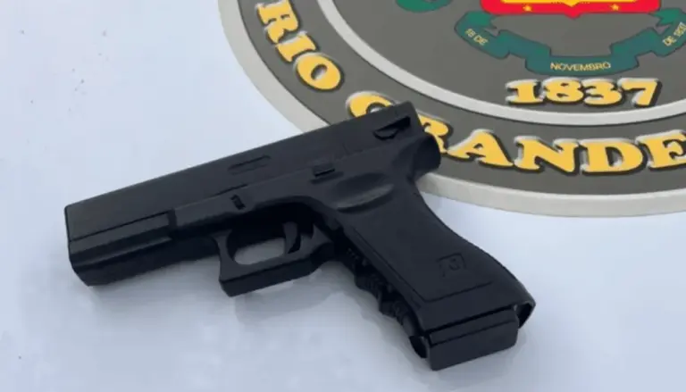 Motorista embriagado é preso com simulacro de arma de fogo em Farroupilha - Studio TV