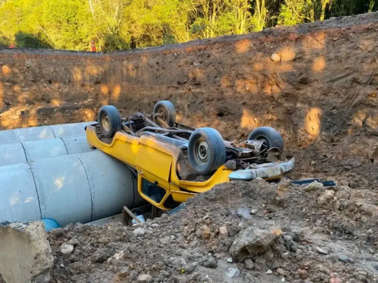Motorista fica ferido após cair em buraco de obra na ERS-448, em Farroupilha - Studio TV