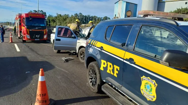 Motorista morre após carro bater na traseira de caminhão na BR-116, em Esteio - Studio TV