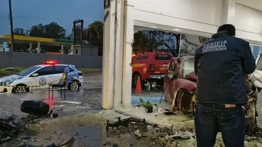Motorista morre e passageira fica em estado delicado após carro pegar fogo no RS - Studio TV