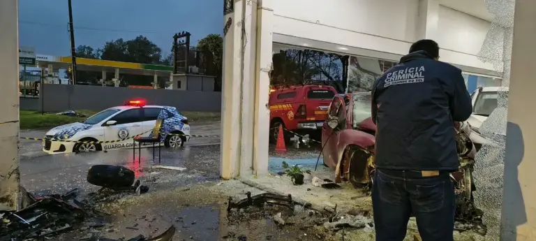 Motorista morre e passageira fica em estado delicado após carro pegar fogo no RS - Studio TV