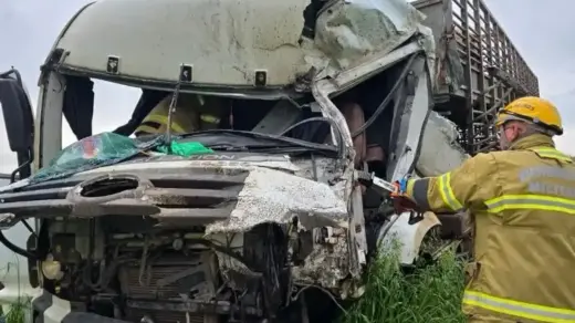 Motorista morre em grave acidente entre dois caminhões na ERS-463 - Studio TV