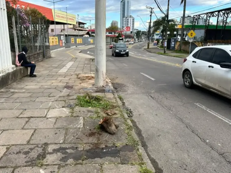 Mulher de 30 anos morre após carro colidir contra poste em Caxias do Sul - Studio TV