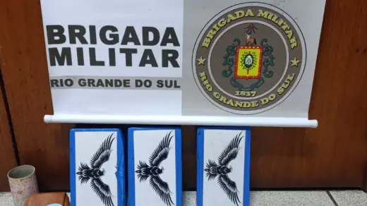 Mulher é presa por tráfico após fuga durante abordagem em Santiago - Studio TV
