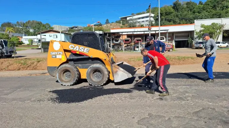 Nova Bassano realiza operação tapa-buracos em trecho urbano da ERS-324 - Studio TV