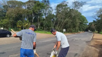 Nova Bassano realiza operação tapa-buracos na ERS-324 após acidente - Studio TV