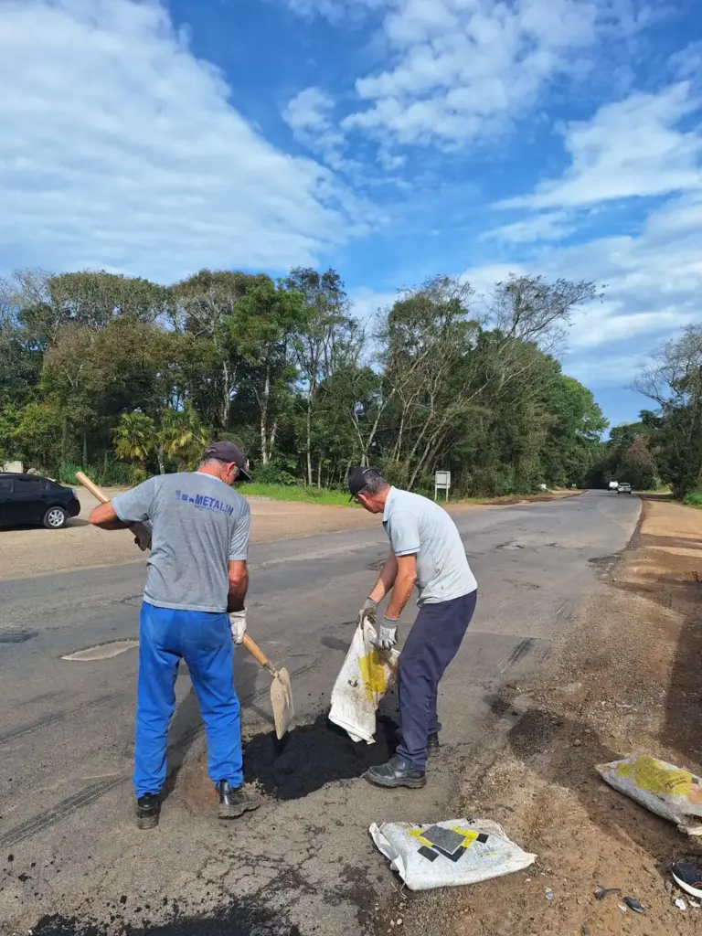 Nova Bassano realiza operação tapa-buracos na ERS-324 após acidente - Studio TV