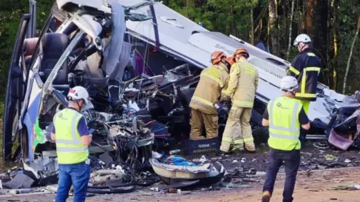 O que se sabe sobre o acidente com 23 mortos entre micro-ônibus e carreta no Paraná - Studio TV