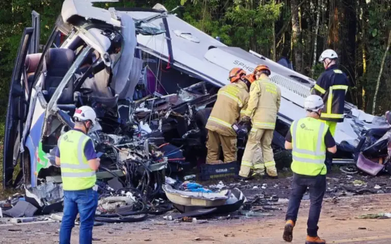 O que se sabe sobre o acidente com 23 mortos entre micro-ônibus e carreta no Paraná - Studio TV