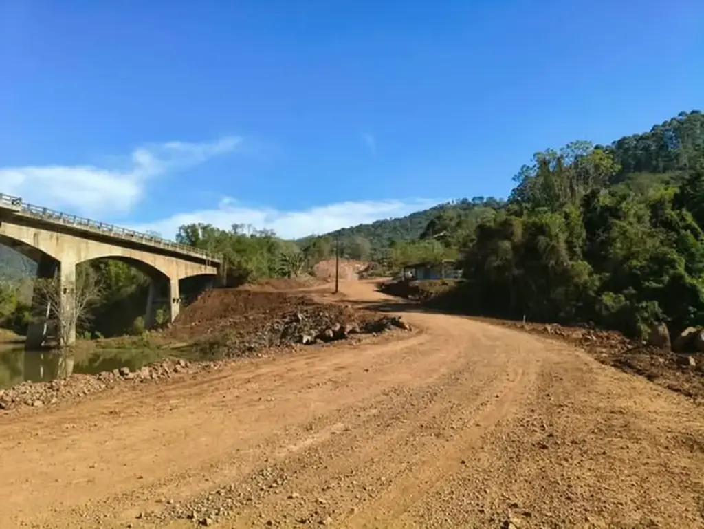 Obras na ERS-437 mantêm bloqueio diário entre Vila Flores e Antônio Prado - Studio TV