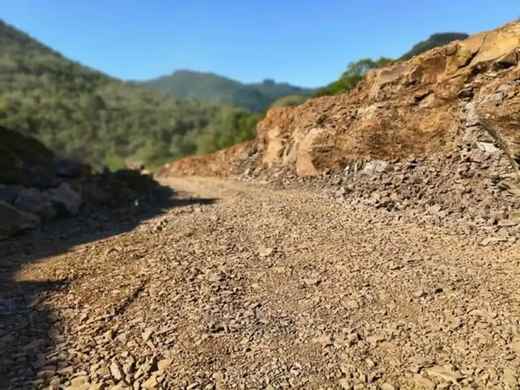 Obras na ERS-437 mantêm bloqueio diário entre Vila Flores e Antônio Prado - Studio TV