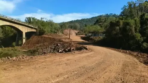 Obras na ERS-437 mantêm bloqueio diário entre Vila Flores e Antônio Prado - Studio TV