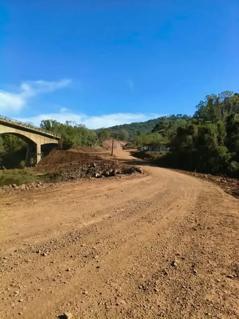 Obras na ERS-437 mantêm bloqueio diário entre Vila Flores e Antônio Prado - Studio TV