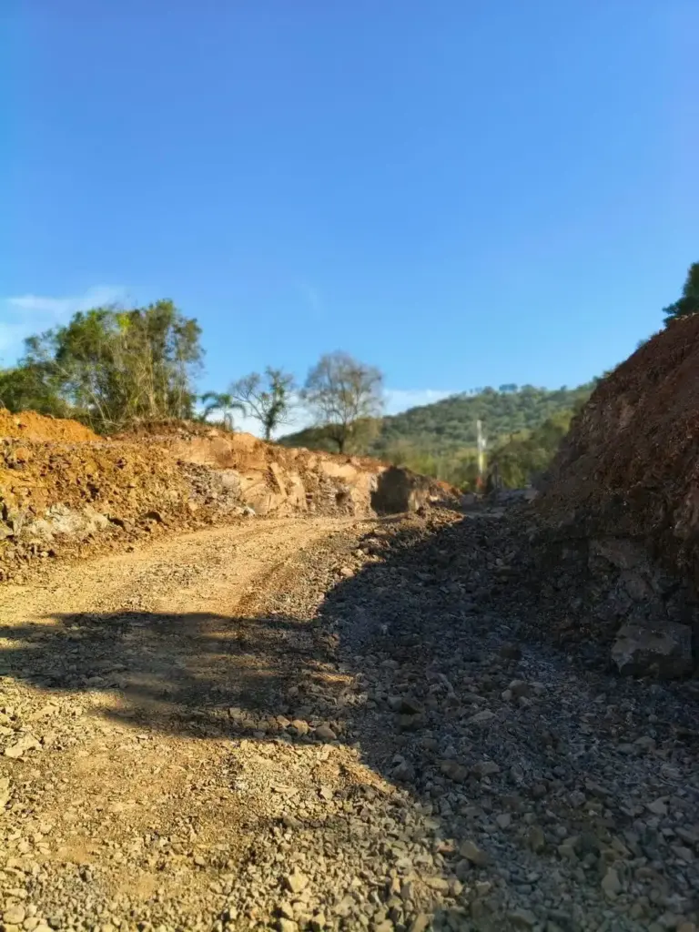 Obras na ERS-437 mantêm bloqueio diário entre Vila Flores e Antônio Prado - Studio TV