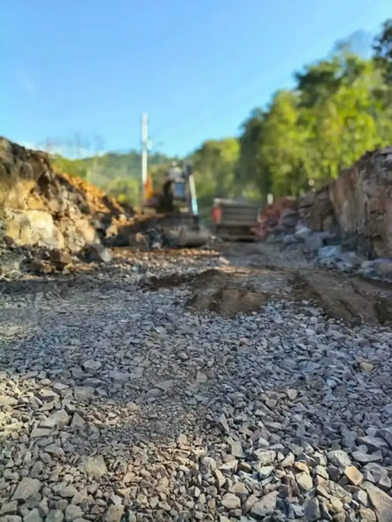 Obras na ERS-437 mantêm bloqueio diário entre Vila Flores e Antônio Prado - Studio TV