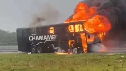 Ônibus de banda gaúcha pega fogo e fica destruído - Studio TV