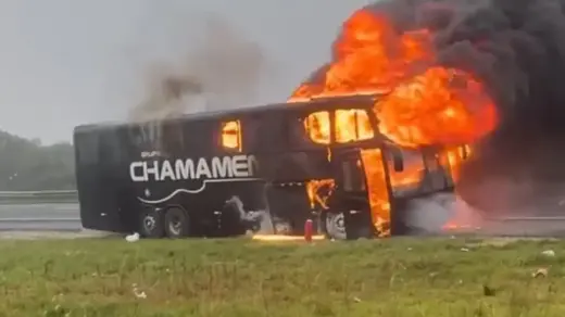 Ônibus de banda gaúcha pega fogo e fica destruído - Studio TV