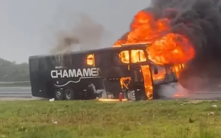 Ônibus de banda gaúcha pega fogo e fica destruído - Studio TV