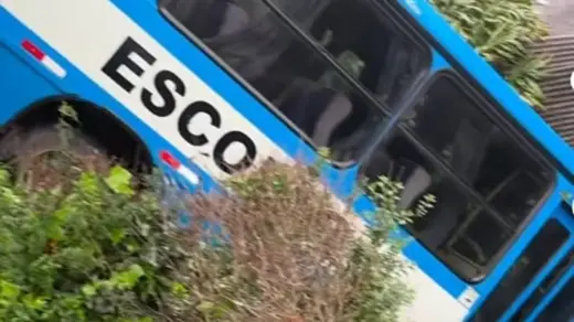 Ônibus perde o controle e cai sobre residência em São Marcos - Studio TV