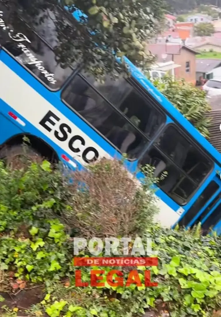 Ônibus perde o controle e cai sobre residência em São Marcos - Studio TV