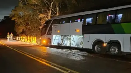 Ônibus sai da pista na ERS-324, entre Casca e Paraí - Studio TV