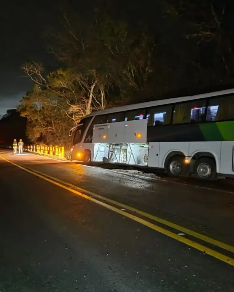 Ônibus sai da pista na ERS-324, entre Casca e Paraí - Studio TV