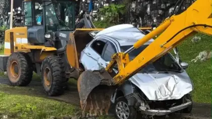 Operação conjunta retira veículo destruído das pedras no Farol, em Torres - Studio TV