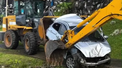 Operação conjunta retira veículo destruído das pedras no Farol, em Torres - Studio TV
