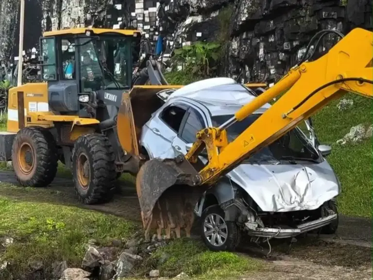 Operação conjunta retira veículo destruído das pedras no Farol, em Torres - Studio TV