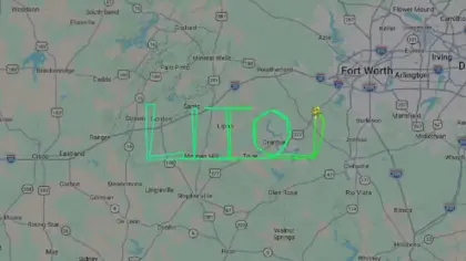 Piloto brasileiro escreve “Lito” no céu do Texas em homenagem a influenciador - Studio TV