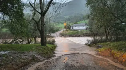 Ponte dos Boaretto é interditada após elevação do nível da água entre Vila Flores e Protásio Alves - Studio TV