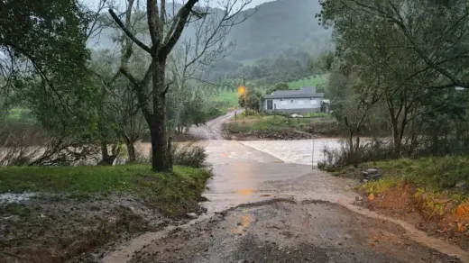 Ponte dos Boaretto é interditada após elevação do nível da água entre Vila Flores e Protásio Alves - Studio TV