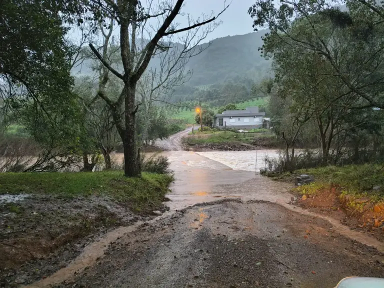 Ponte dos Boaretto é interditada após elevação do nível da água entre Vila Flores e Protásio Alves - Studio TV
