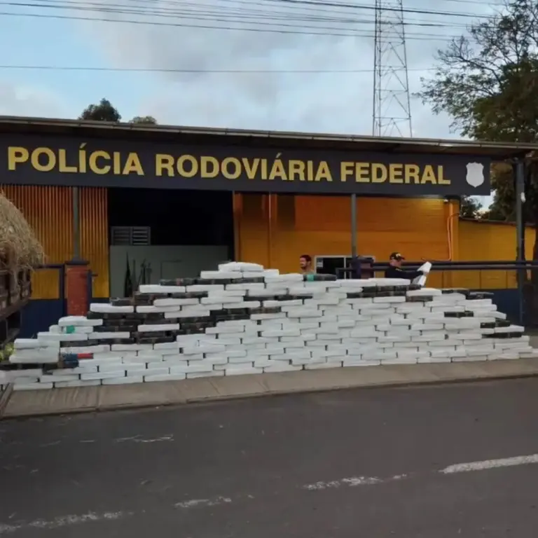 PRF apreende cerca de duas toneladas de maconha em caminhão com melancias na BR-386 - Studio TV