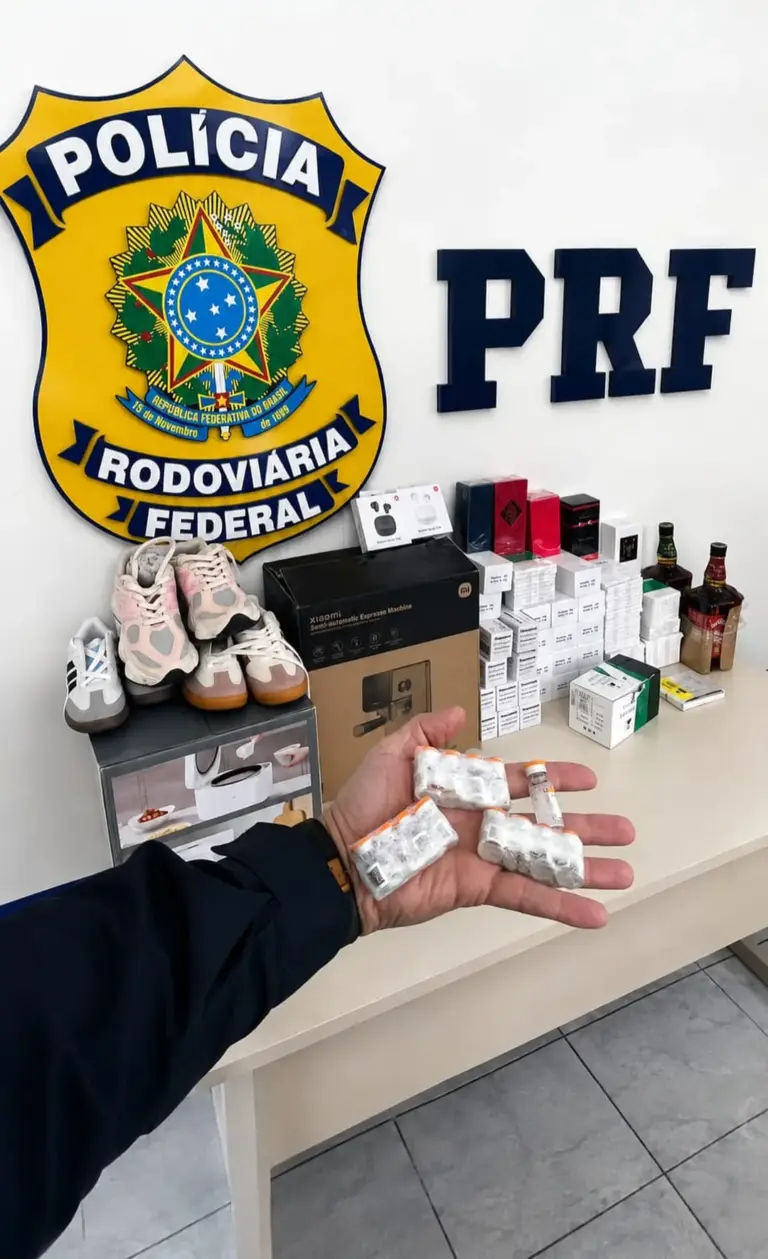 PRF apreende medicamentos escondidos em copo térmico e mercadorias irregulares na BR-470, em Bento Gonçalves - Studio TV