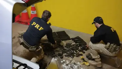 PRF apreende peças para montagem de fuzis escondidas em fundo falso de carro em Torres - Studio TV