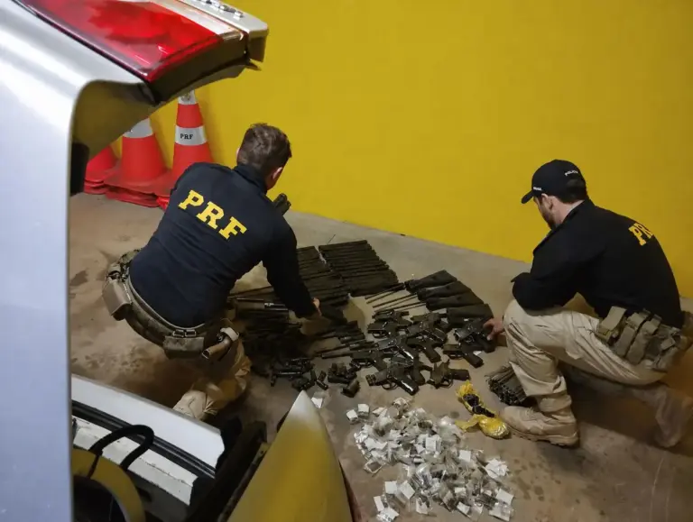 PRF apreende peças para montagem de fuzis escondidas em fundo falso de carro em Torres - Studio TV
