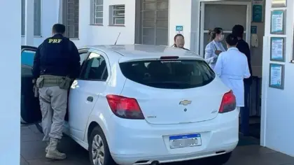 PRF escolta família até hospital após bebê nascer dentro de carro durante viagem - Studio TV