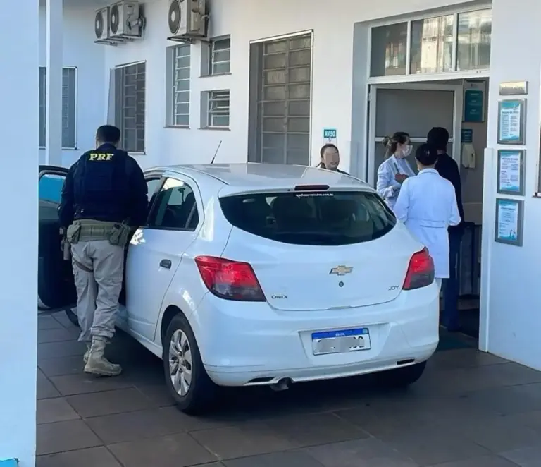 PRF escolta família até hospital após bebê nascer dentro de carro durante viagem - Studio TV