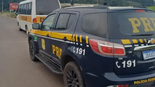 PRF flagra motorista sem CNH transportando 16 crianças em veículo escolar em Soledade - Studio TV