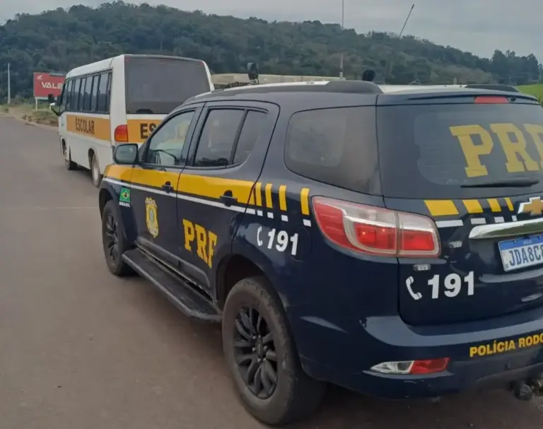 PRF flagra motorista sem CNH transportando 16 crianças em veículo escolar em Soledade - Studio TV