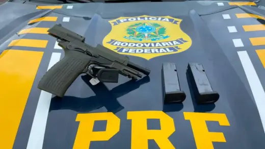PRF prende homem e apreende pistola com três carregadores em ônibus no RS - Studio TV