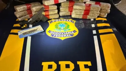 PRF prende jovem com 10 quilos de maconha e arma furtada em carro de aplicativo em Bagé - Studio TV