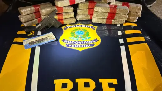 PRF prende jovem com 10 quilos de maconha e arma furtada em carro de aplicativo em Bagé - Studio TV