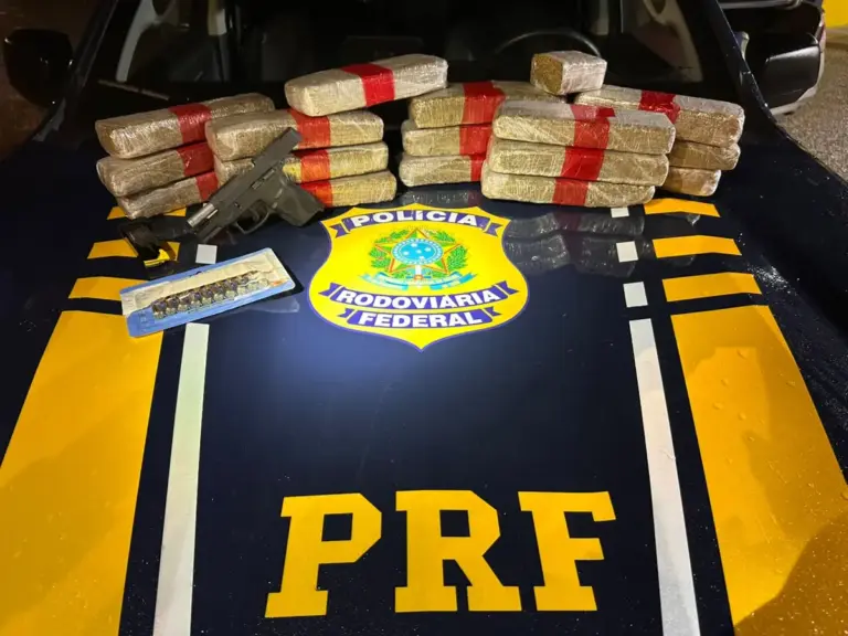 PRF prende jovem com 10 quilos de maconha e arma furtada em carro de aplicativo em Bagé - Studio TV