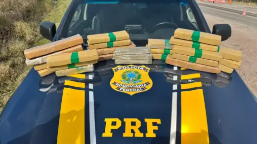 PRF prende passageira de ônibus com mais de 20 quilos de maconha em Bagé - Studio TV
