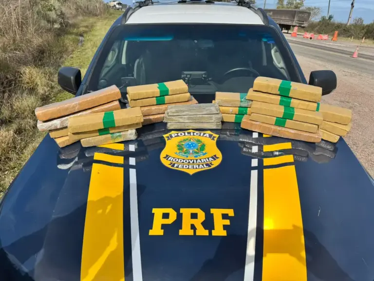 PRF prende passageira de ônibus com mais de 20 quilos de maconha em Bagé - Studio TV