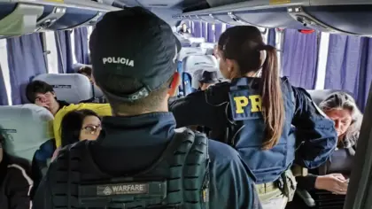 PRF realiza ação do Agosto Lilás contra a violência à mulher no transporte coletivo - Studio TV